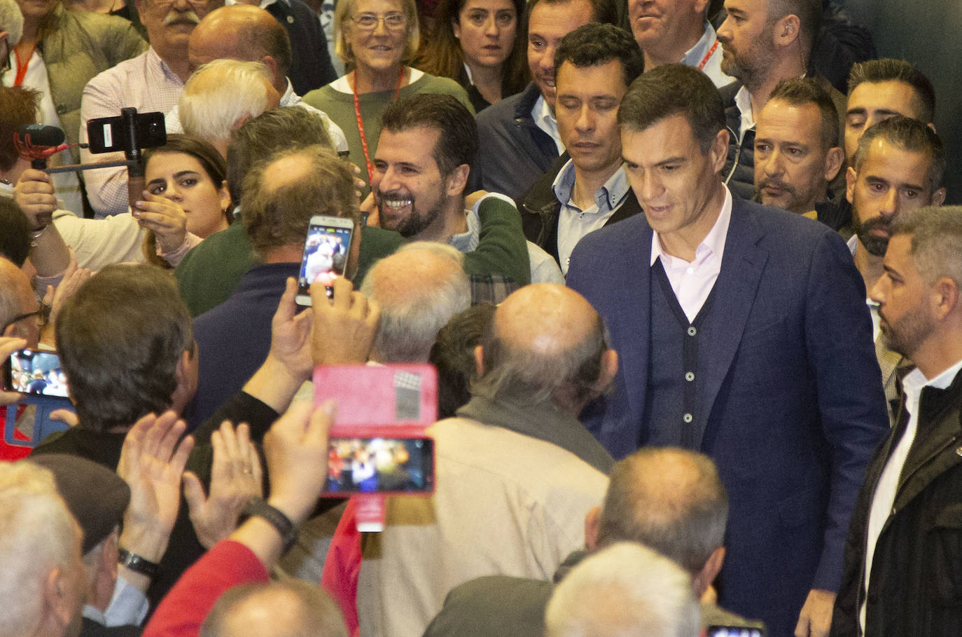 Pedro Sánchez ha visitado esta mañana el barrio de Pajarillos de Valladolid. 