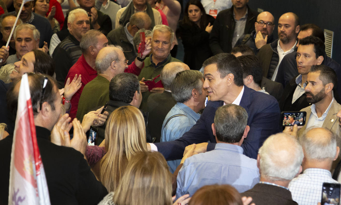 Pedro Sánchez ha visitado esta mañana el barrio de Pajarillos de Valladolid. 