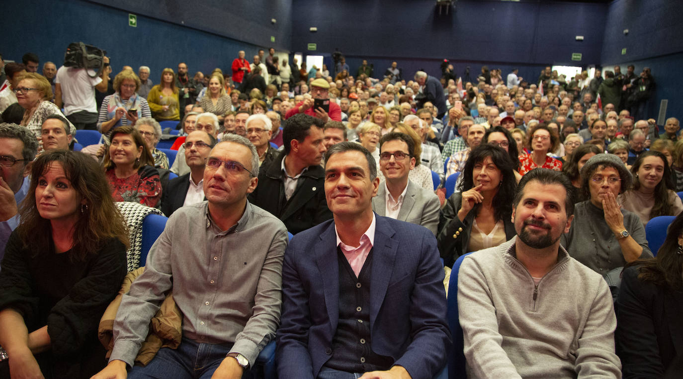 Pedro Sánchez ha visitado esta mañana el barrio de Pajarillos de Valladolid. 