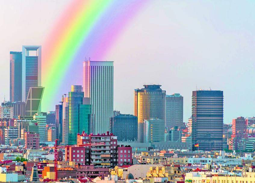 El distrito financiero de Madrid, bajo un arcoíris.