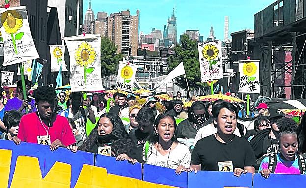 Activistas contra el cambio climático se manifiestan en Nueva York.