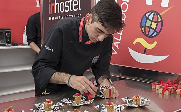 El joven chef burgalés Francisco Javier Ruiz emplata su 'Pollo Escalmendrado'. 