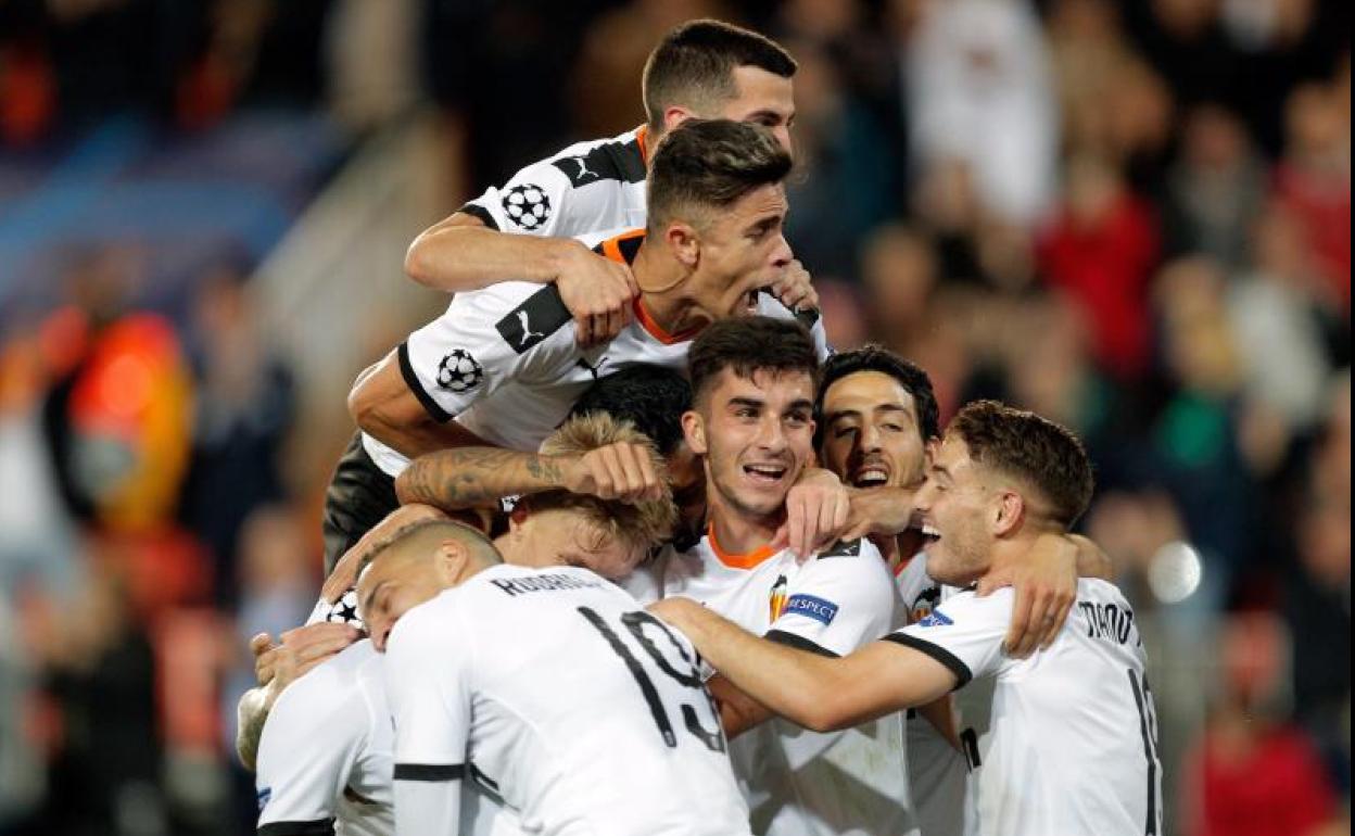 Los jugadores del Valencia celebran uno de los goles al Lille.