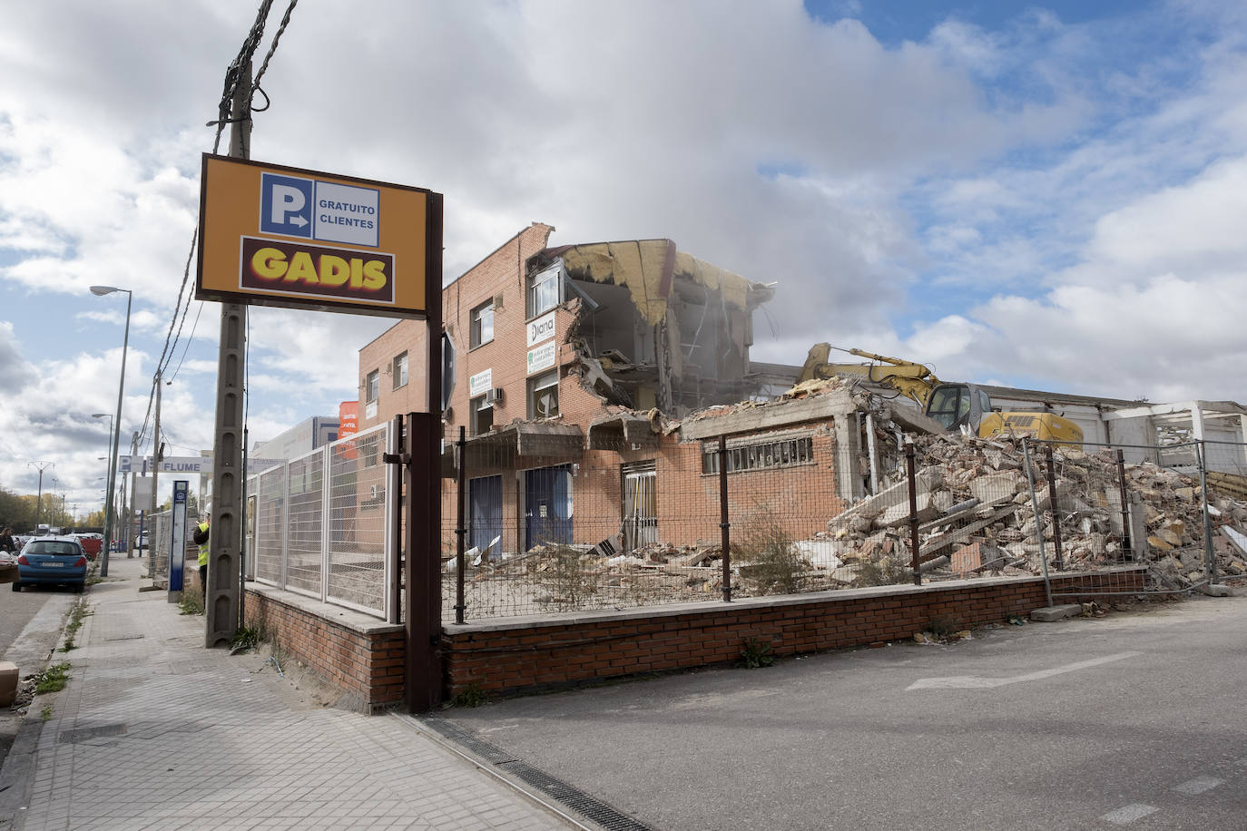 Labores de derribo de la nave abandonada de la calle Vázquez de Menchaca.