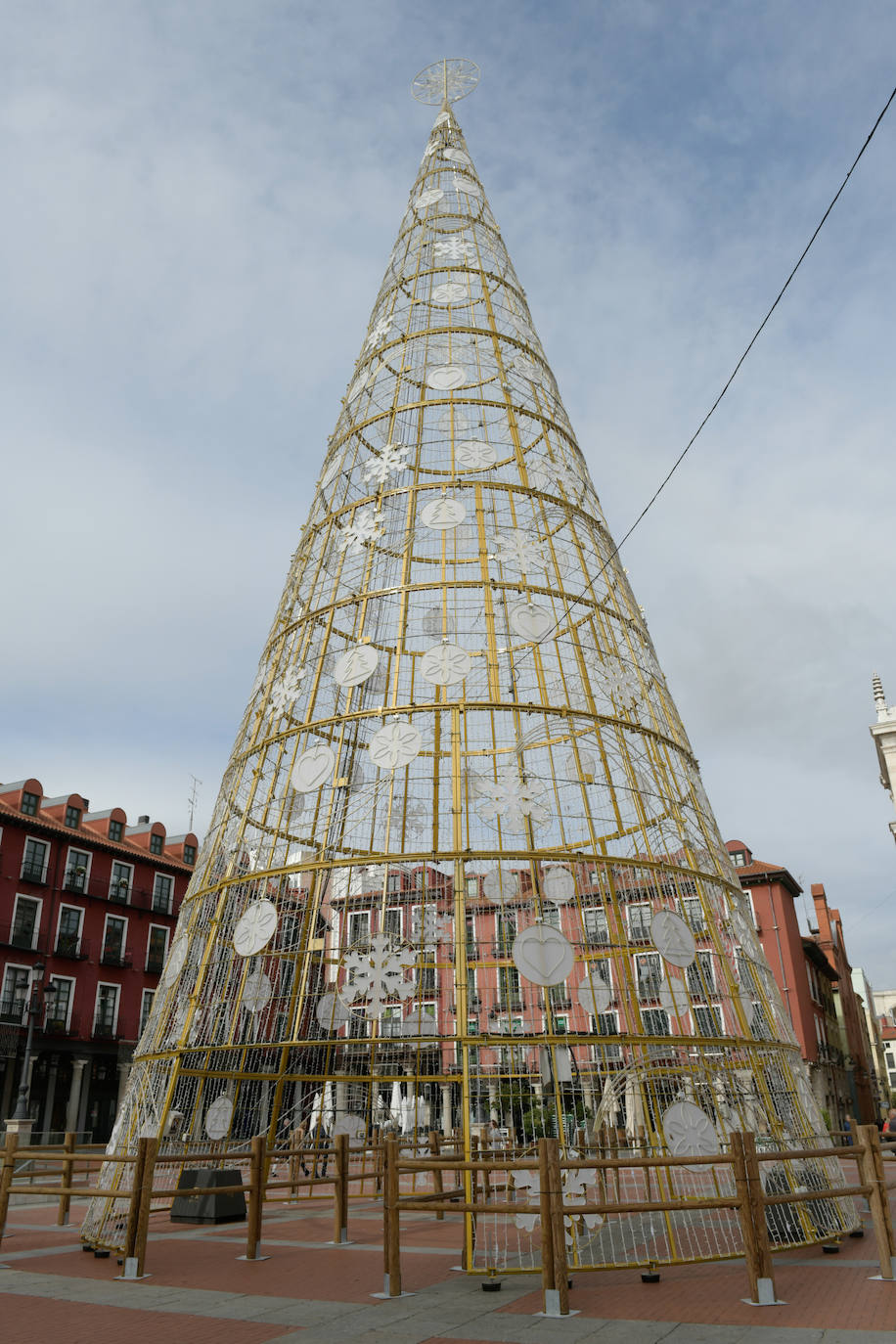 El Ayuntamiento de Valladolid ha colocado el árbol de Navidad en la Plaza Mayor y luces navideñas en las calles del centro.