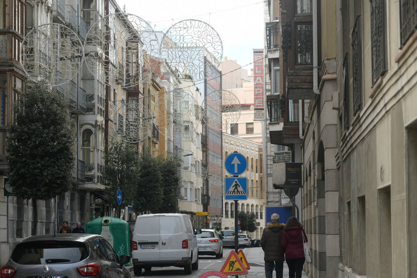 El Ayuntamiento de Valladolid ha colocado el árbol de Navidad en la Plaza Mayor y luces navideñas en las calles del centro.