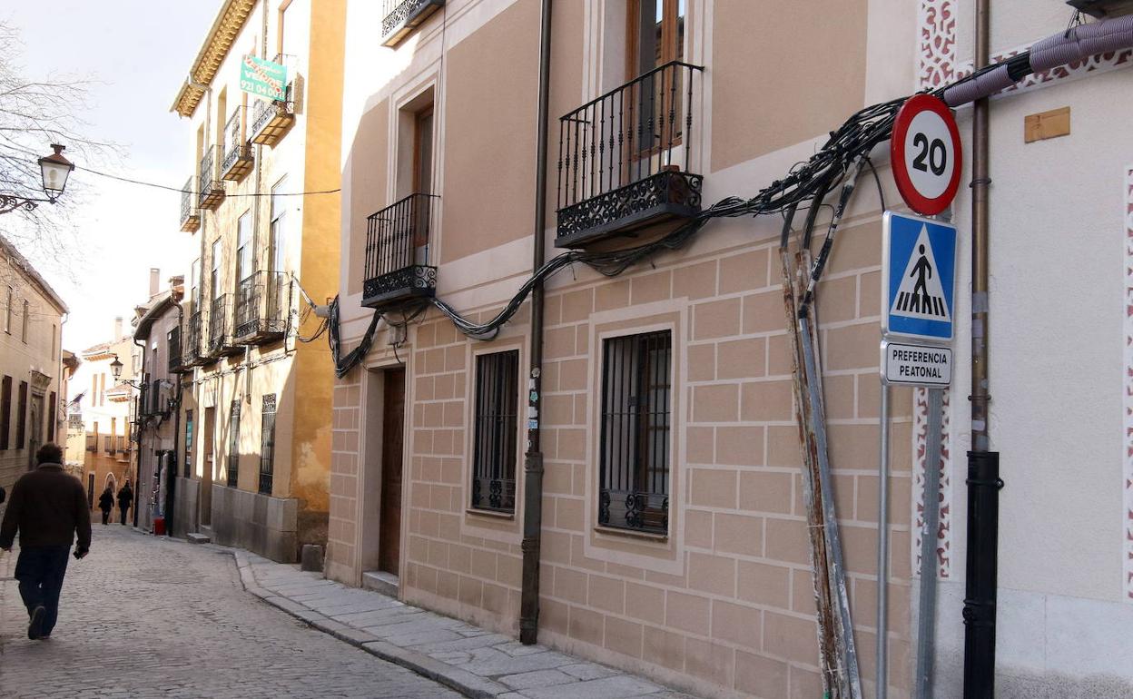 Cableado en una fachada de la calle Daoíz. .