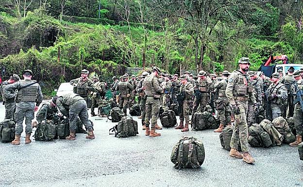 Una compañía acuartelada en Cabo Noval se dispone a realizar unas maniobras en Cangas del Narcea.