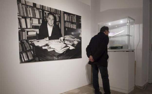 Una persona observa la muestra en la sala de exposiciones de la Biblioteca Pública del Estado de Zamora. 