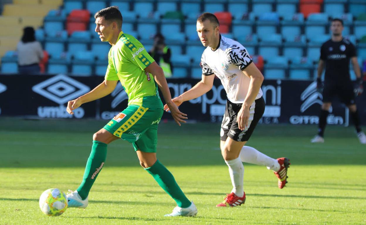 Kristian Álvarez persigue a David Grande en el derbi. 