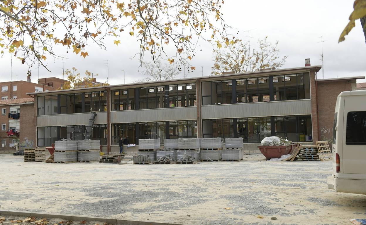 Obras en el antiguo colegio Santiago López, en Pajarillos, que abrirá sus puertas como centro social . :: 