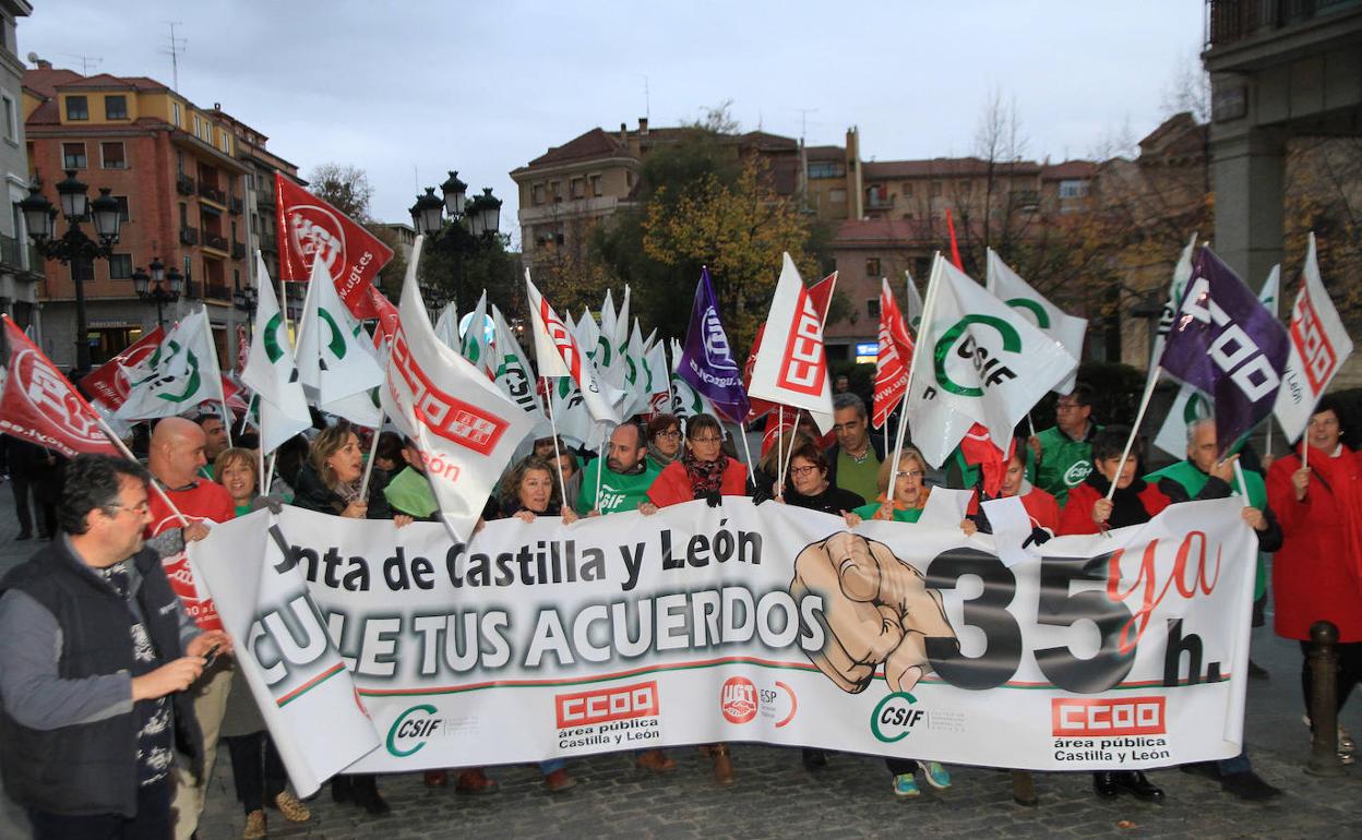 Salida de la manifestación de funcionarios de la Junta desde la avenida del Acueducto.