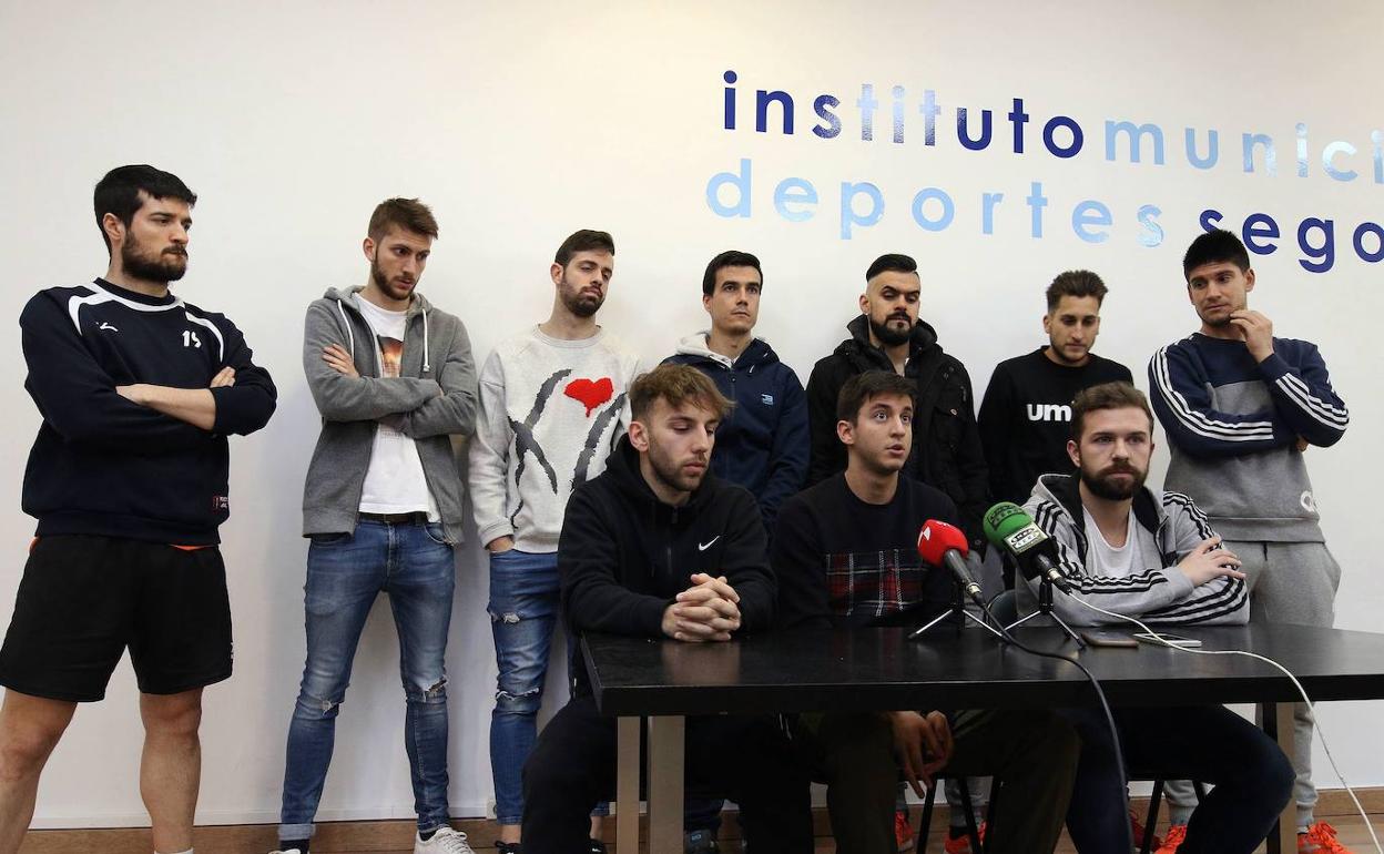 La plantilla del Segovia Futsal arropa al jugador Nico Rolón en su despedida del club.