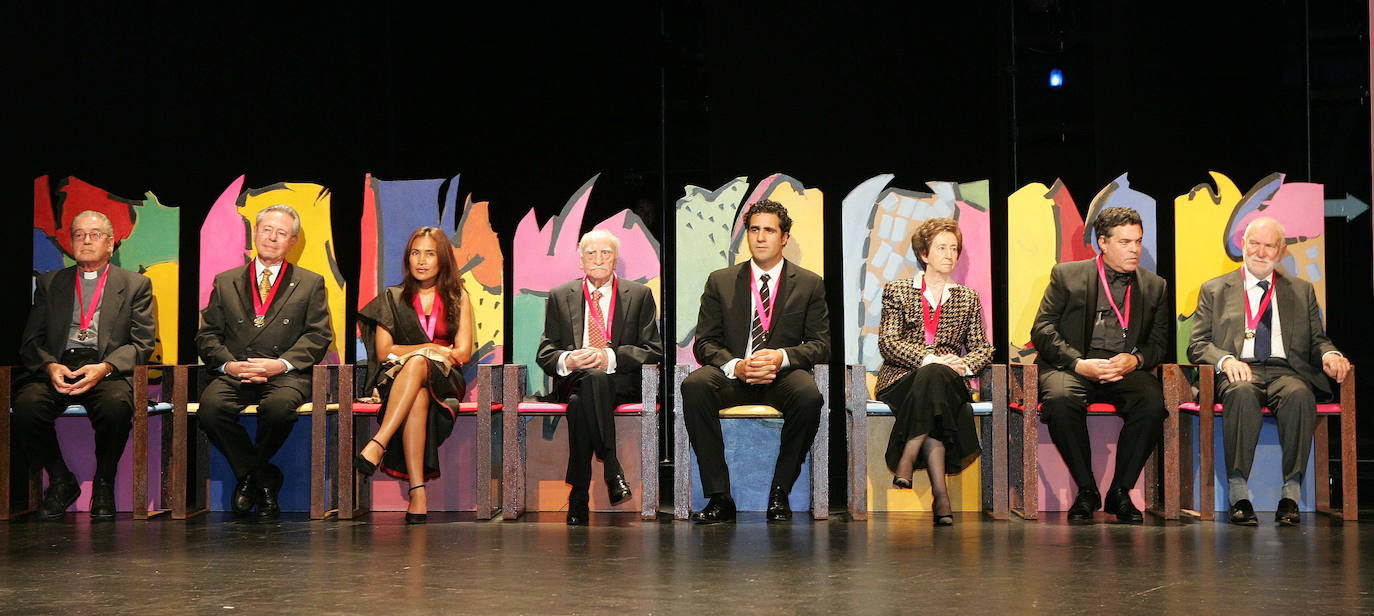 08.10.2004- Los galardonados en la III Edición de los Premios Internacionales Fundación Cristóbal Gabarrón, de i a d; Jaime Garralda, Miguel Angel Corzo, Somaly Mam, Francisco Ayala, Miguel Indurain, Margarita Salas, Amos Gitai y Anthony Caro.