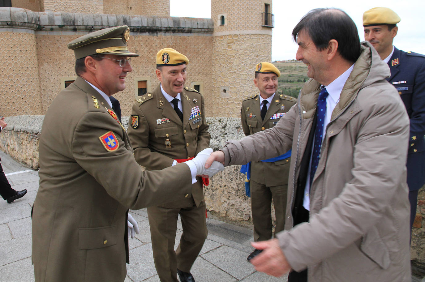 El jefe de la Unidad Militar de Emergencias preside el acto en el patio de Armas del Alcázar. 