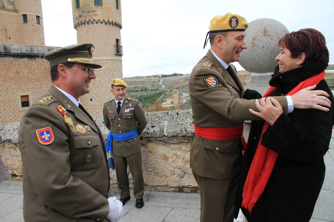 El jefe de la Unidad Militar de Emergencias preside el acto en el patio de Armas del Alcázar. 