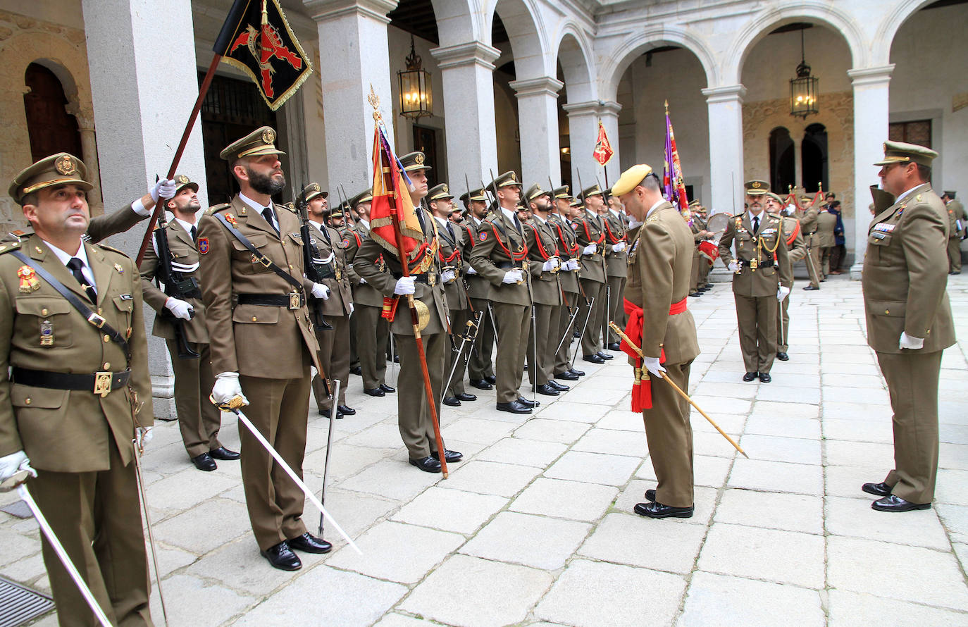 El jefe de la Unidad Militar de Emergencias preside el acto en el patio de Armas del Alcázar. 