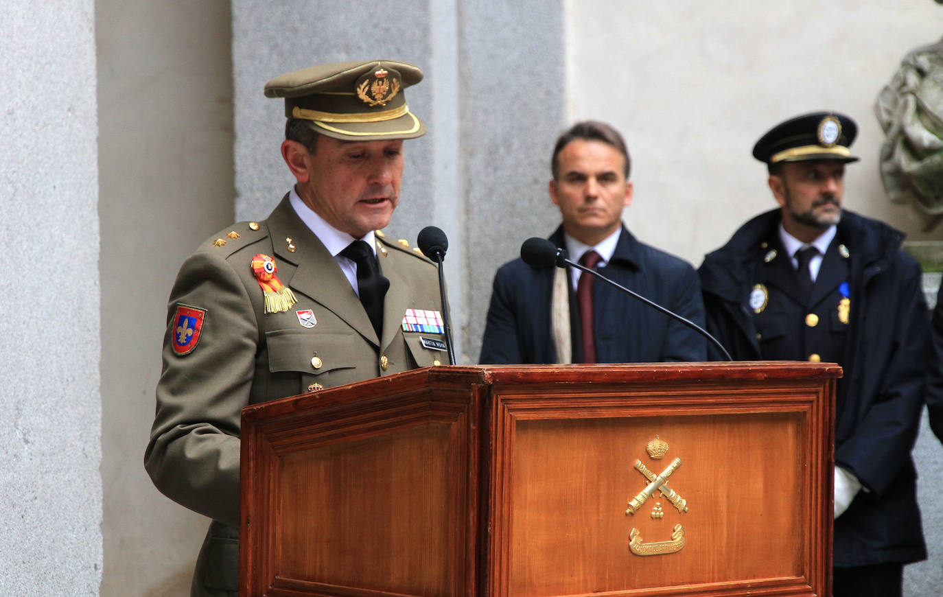 El jefe de la Unidad Militar de Emergencias preside el acto en el patio de Armas del Alcázar. 