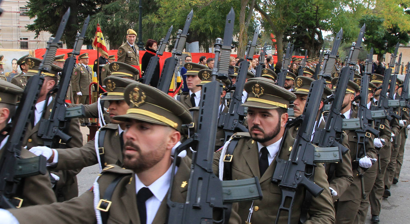 El jefe de la Unidad Militar de Emergencias preside el acto en el patio de Armas del Alcázar. 