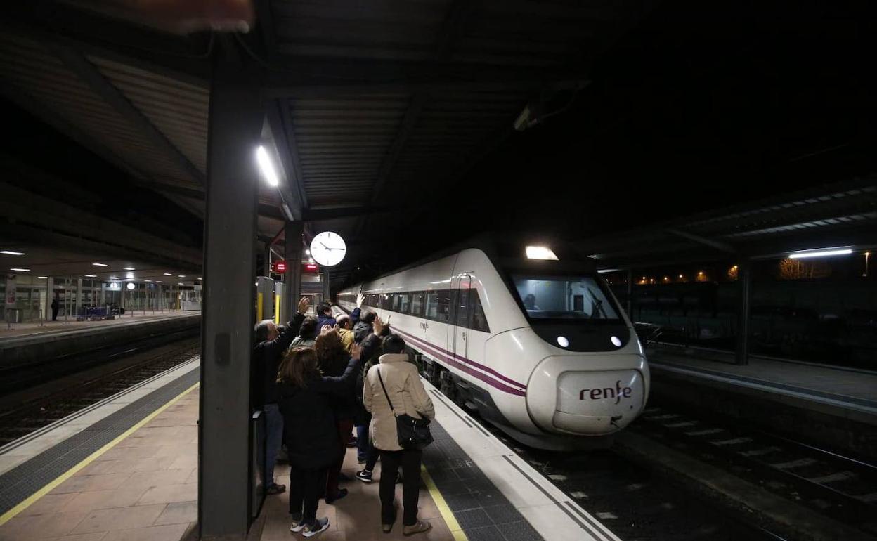 Llegada de un tren nocturno a Salamanca. 