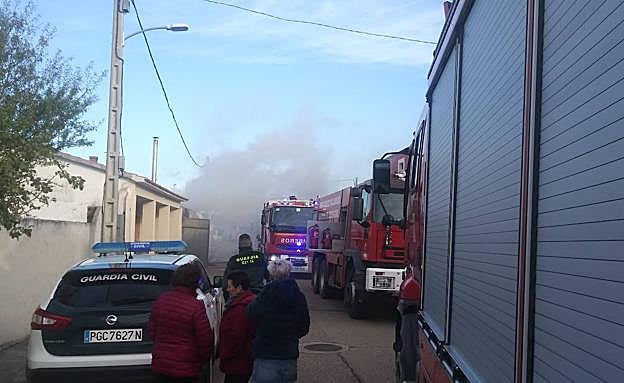 Imagen principal - Un herido en el incendio de su vivienda en Mojados