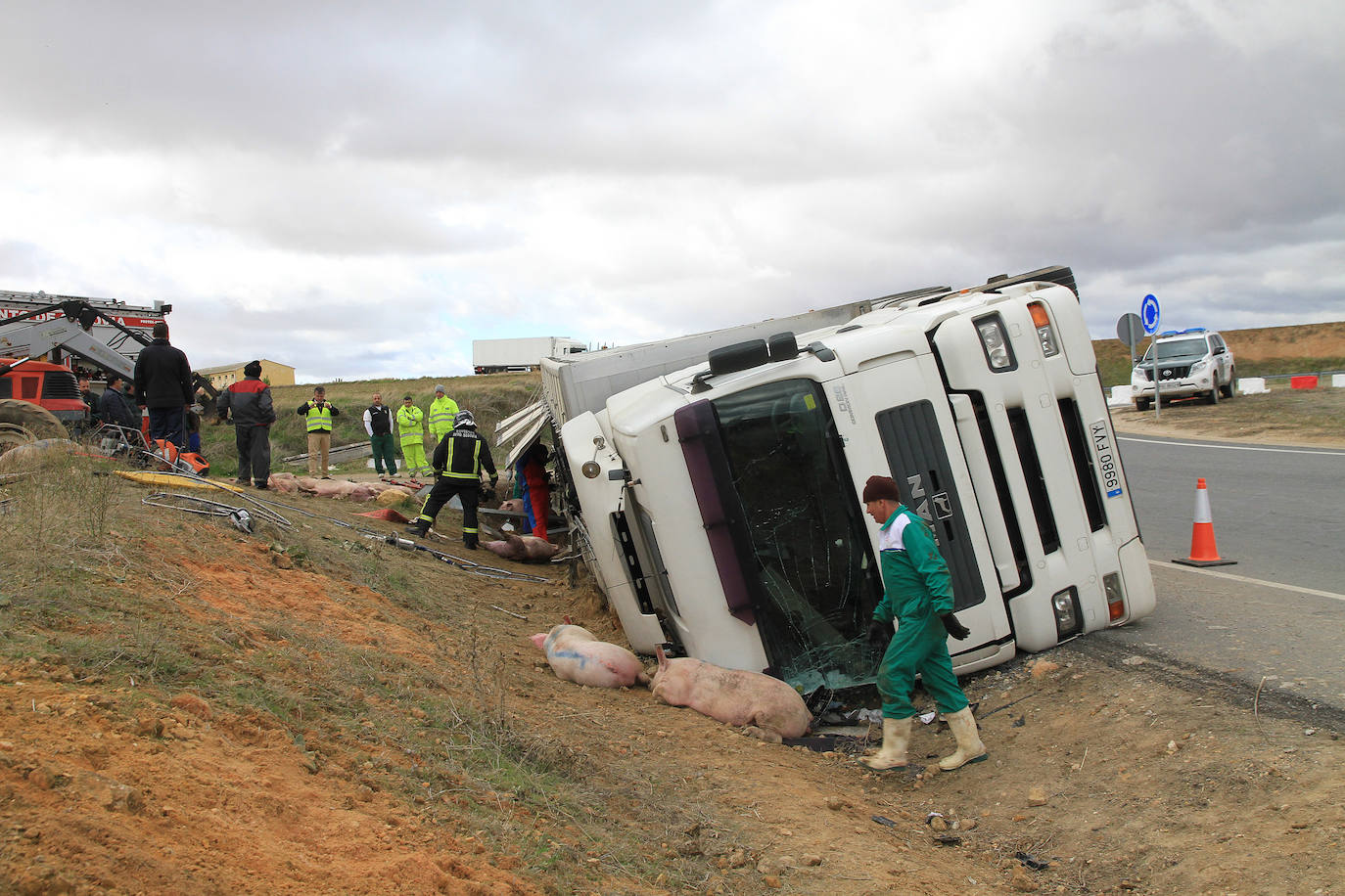 El camión quedó volcado en la cuneta de la rotonda.
