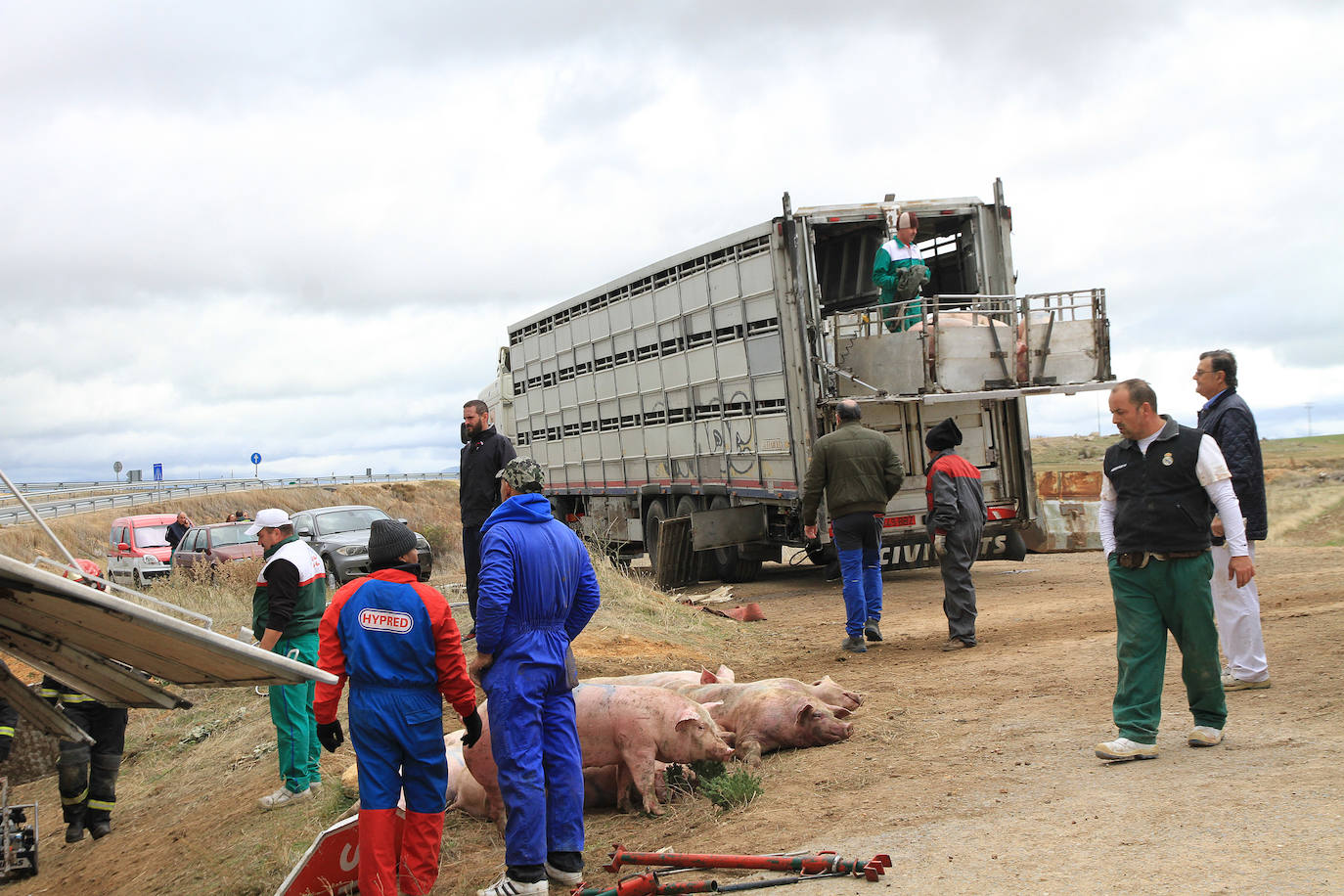El camión quedó volcado en la cuneta de la rotonda.