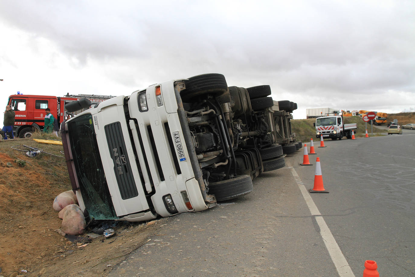 El camión quedó volcado en la cuneta de la rotonda.