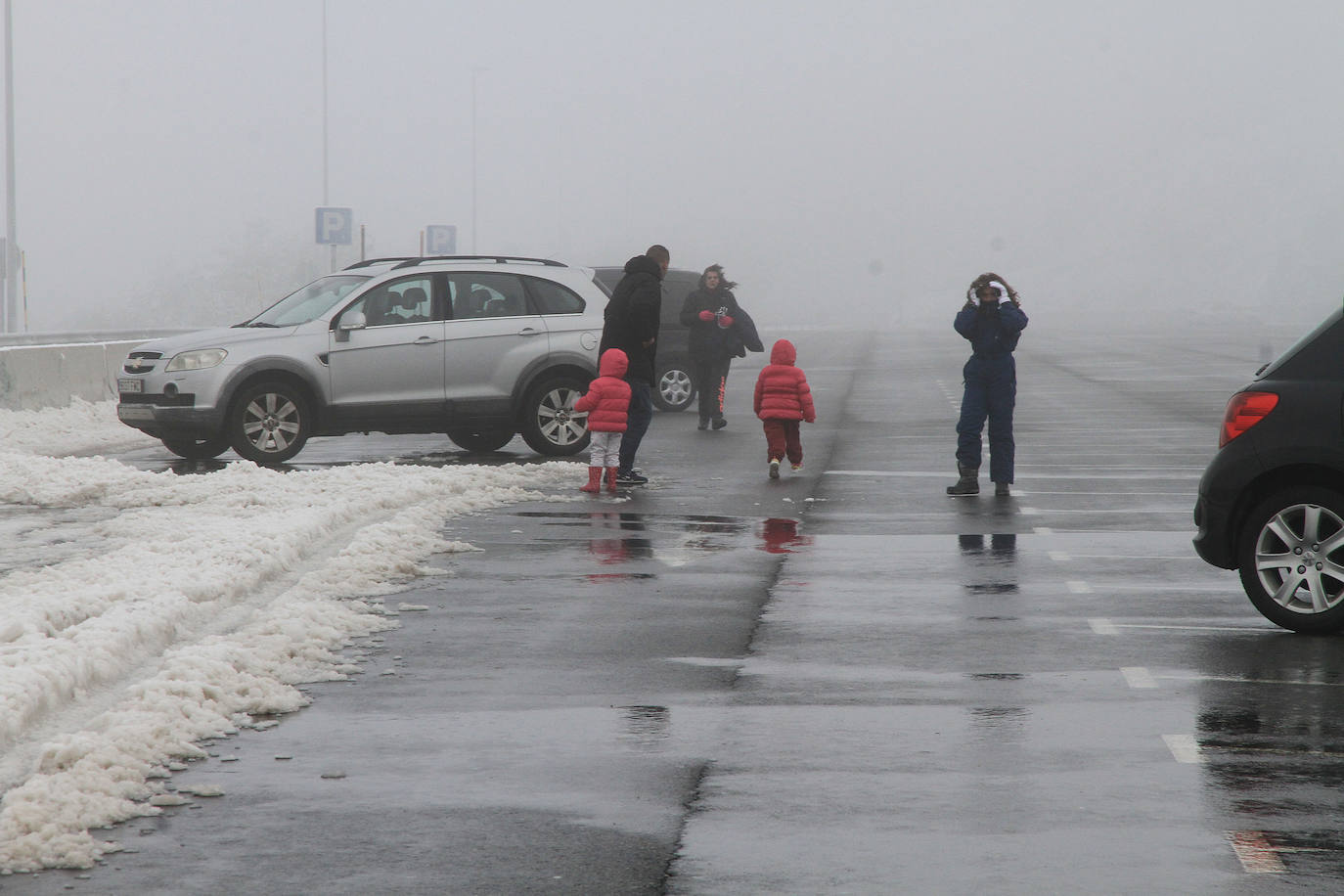 Niebla y nieve en el puerto de Navacerrada.