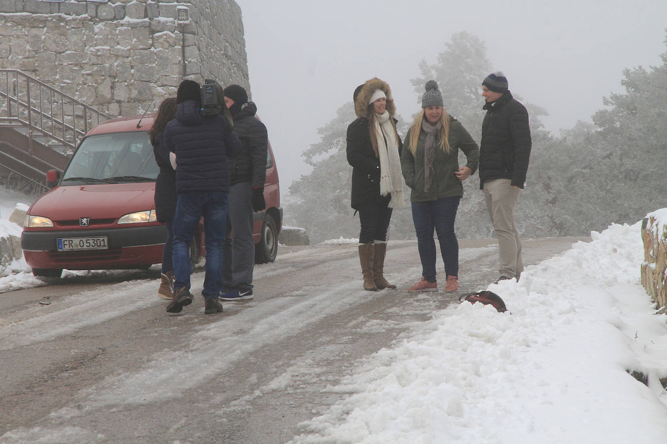 Niebla y nieve en el puerto de Navacerrada.