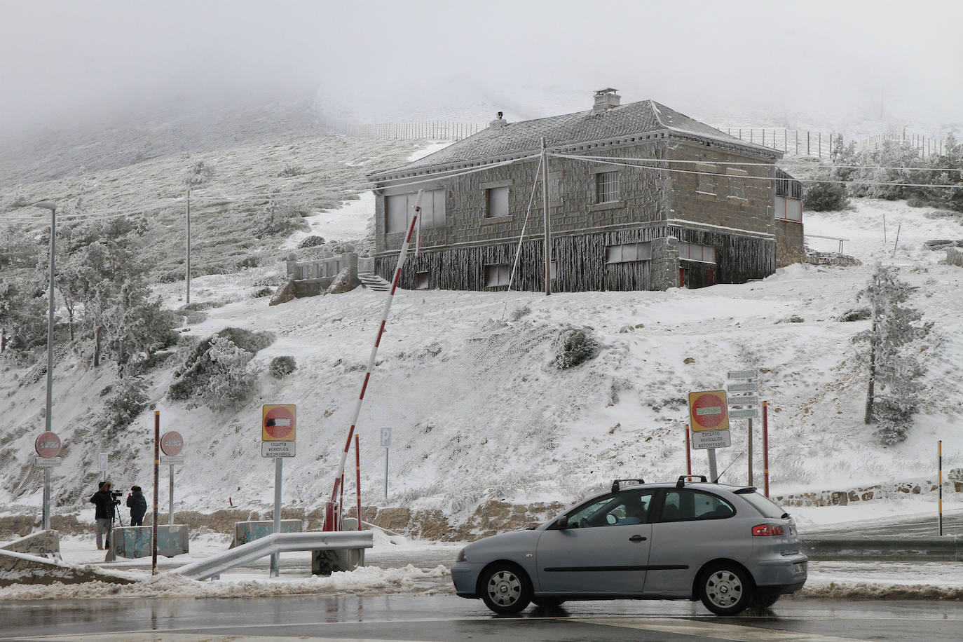 Niebla y nieve en el puerto de Navacerrada.