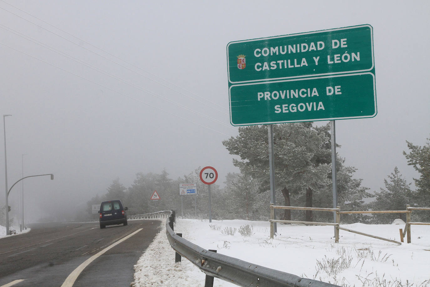 Niebla y nieve en el puerto de Navacerrada.