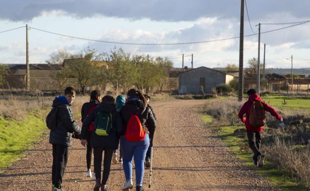 Imagen principal - Estudiantes de La Merced, en las calles de Villanueva de los Caballeros. 