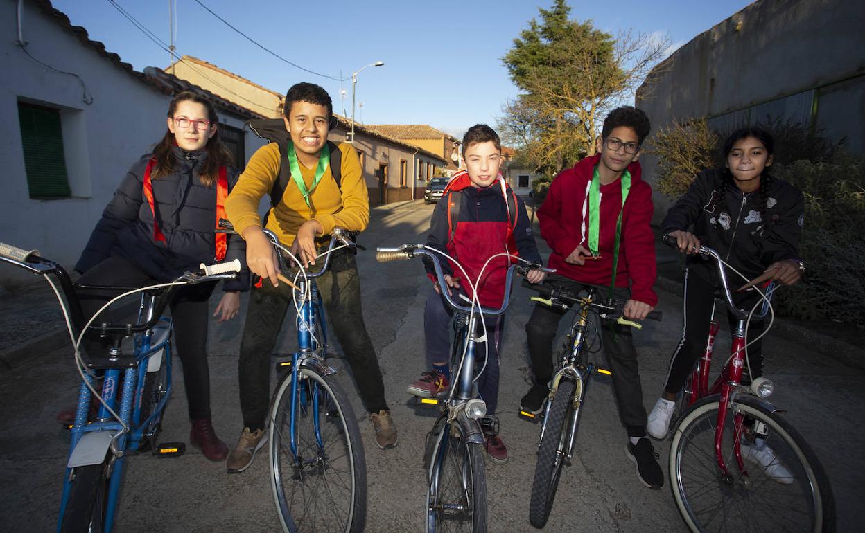 Eugenia, Christopher, Guillermo, Dilhan y Carla, con las bicis para participar en una carrera de cintas.