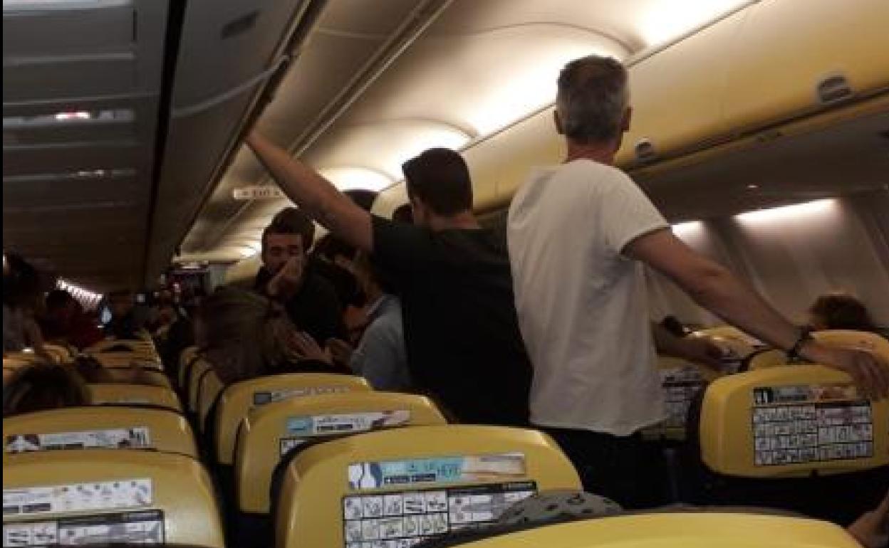 Los pasajeros del vuelo de Maruecos esperan en el interior del avión estacionado en Villanubla. 