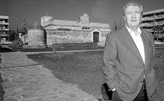 Manuel Alcántara, junto a la Fortaleza de Bezmiliana, en el municipio malagueño de Rincón de la Victoria. 