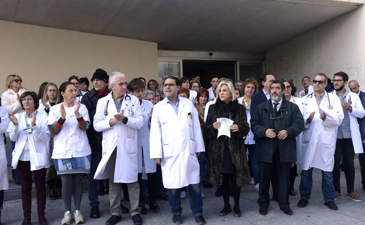 Casado y Mitadiel, con médicos y enfermeras, durante la protesta.