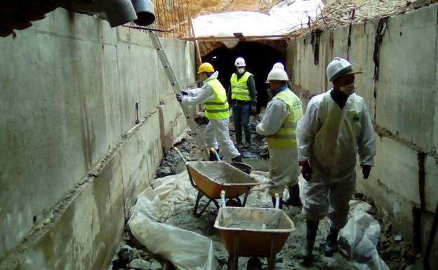 El concejal Miguel Merino, los técnicos y los empleados de Segesa se disponen a entrar en la galería el pasado miércoles. 