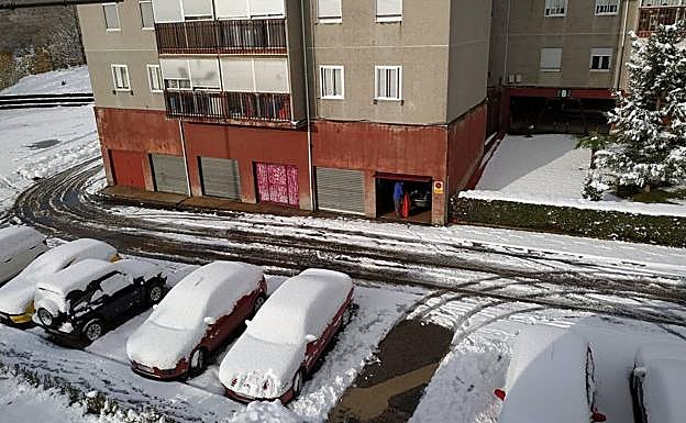 La localidad de Guardo ha amanecido con una intensa nevada esta mañana. 