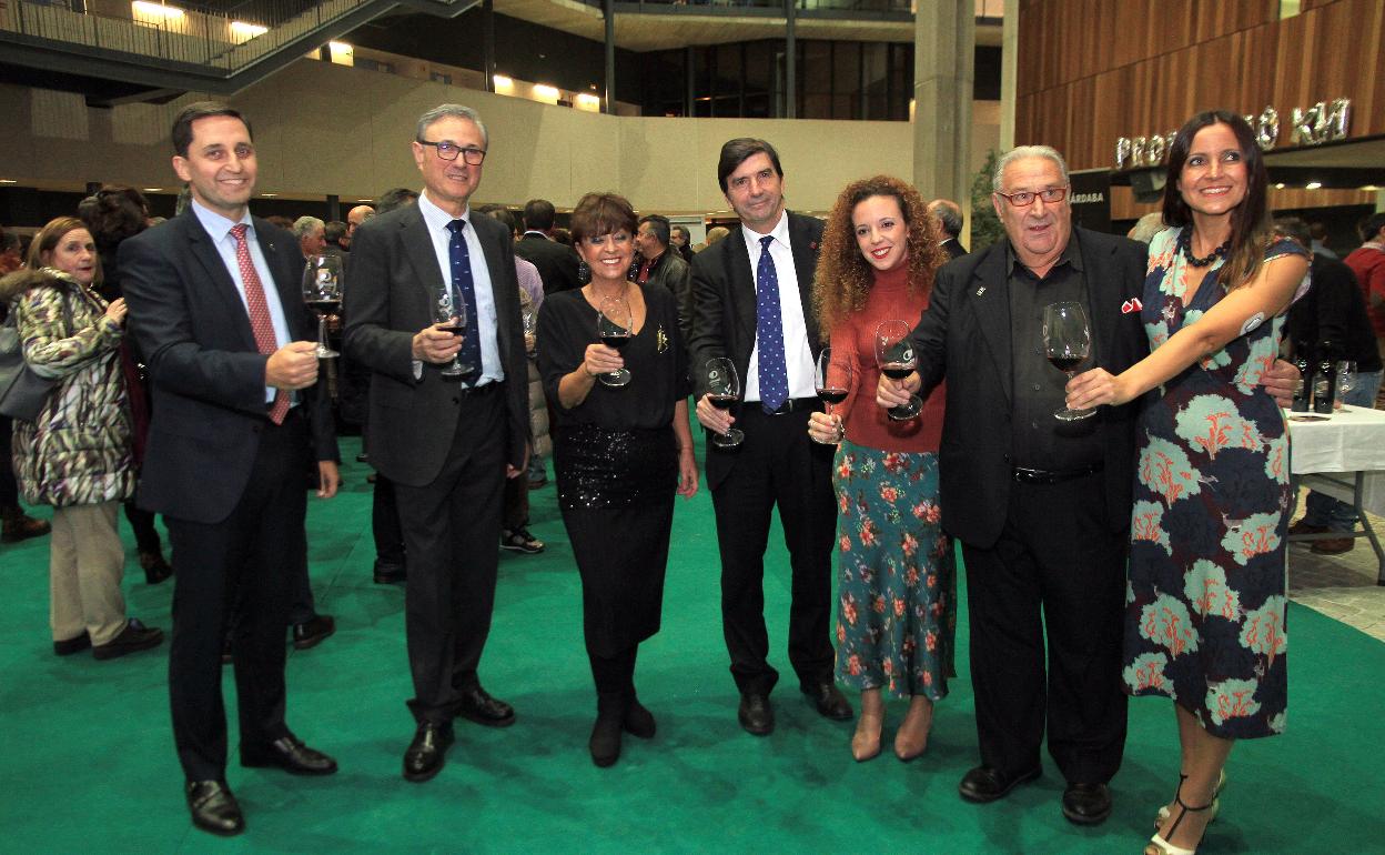 Brindis inaugural en el campus María Zambrano y, a la derecha, asistentes al acto degustan diferentes vinos. 