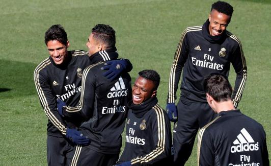 Vinicius, junto a sus compañeros durante el entrenamiento de este viernes. 