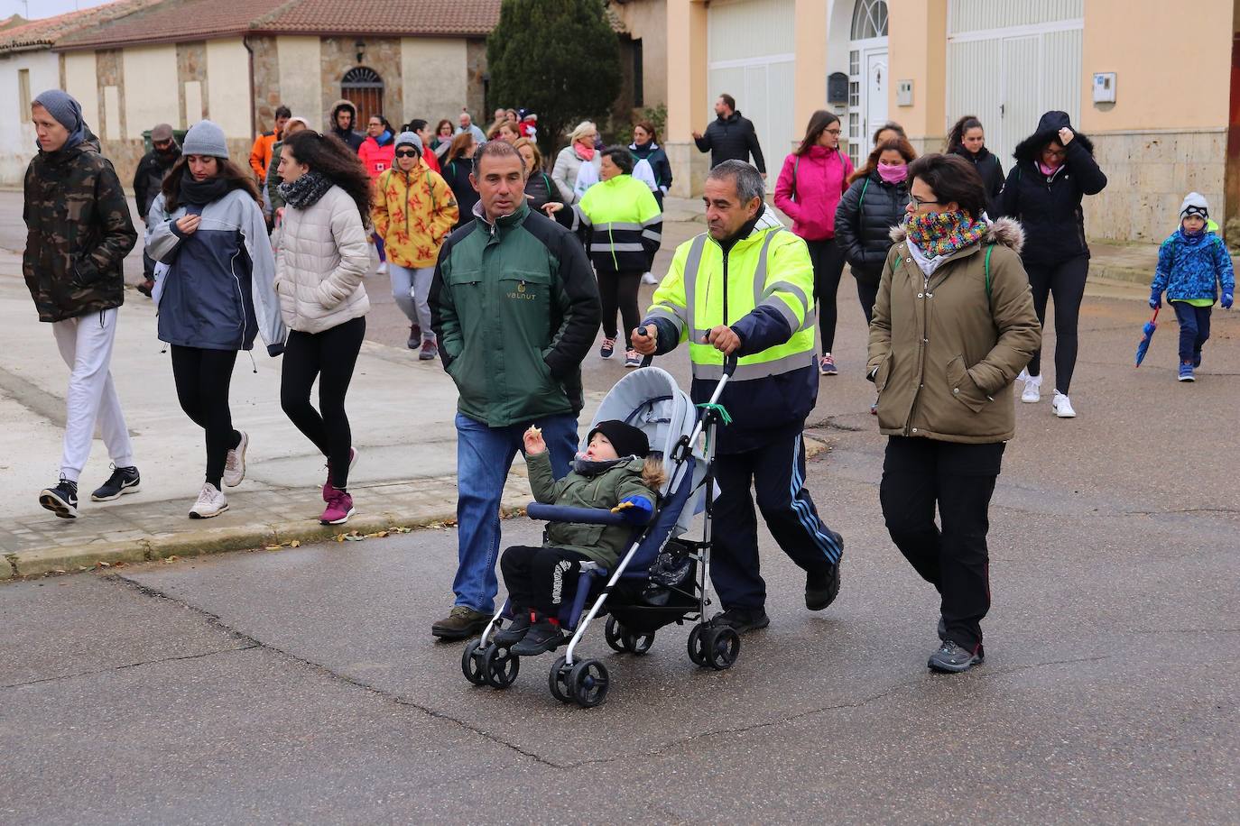 Asistentes a la Marcha contra el Cáncer. 