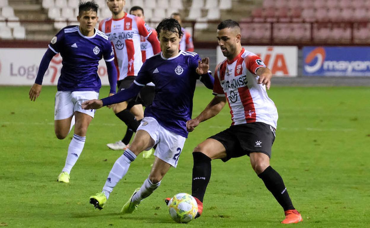 Apa intenta evitar al defensor riojano. 