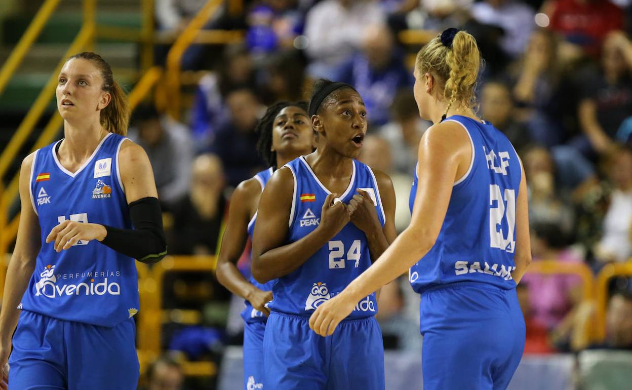 Loyd habla con Hof en el último duelo ante Girona. 