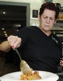 Imagen secundaria 2 - Alejandro Fernández posa con sus platos de caza, con la montaña palentina al fondo. Debajo un plato de liebre de monte con garbanzos castellanos; y la chef Begoña del Río. 