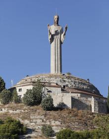 Imagen secundaria 2 - Escultura del Cristo del Otero y mirador provisional instalado a los pies de la estatua hace tres años.