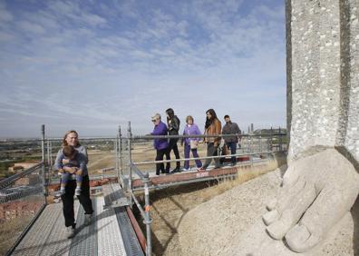 Imagen secundaria 1 - Escultura del Cristo del Otero y mirador provisional instalado a los pies de la estatua hace tres años.