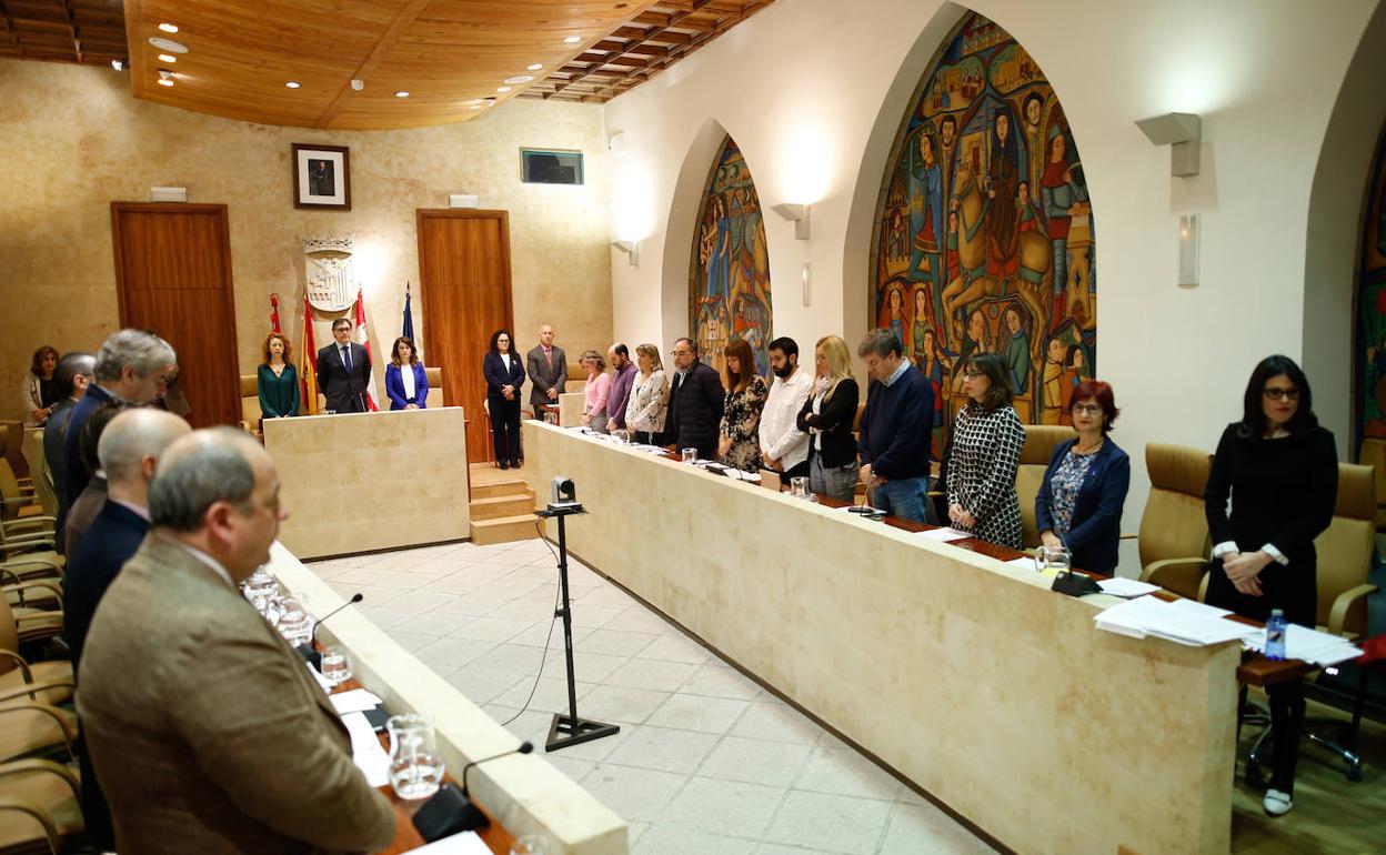 Los concejales guardan un minuto de silencio por el fallecimiento del padre del edil socialista José Luis Mateos y por las últimas víctimas de la violencia de género. 