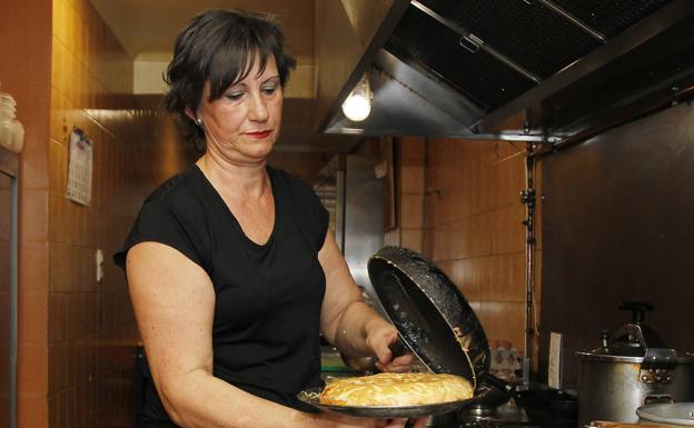 Carmen Carazo finaliza una de las torillas en la cocina del restaurante Carlos. 