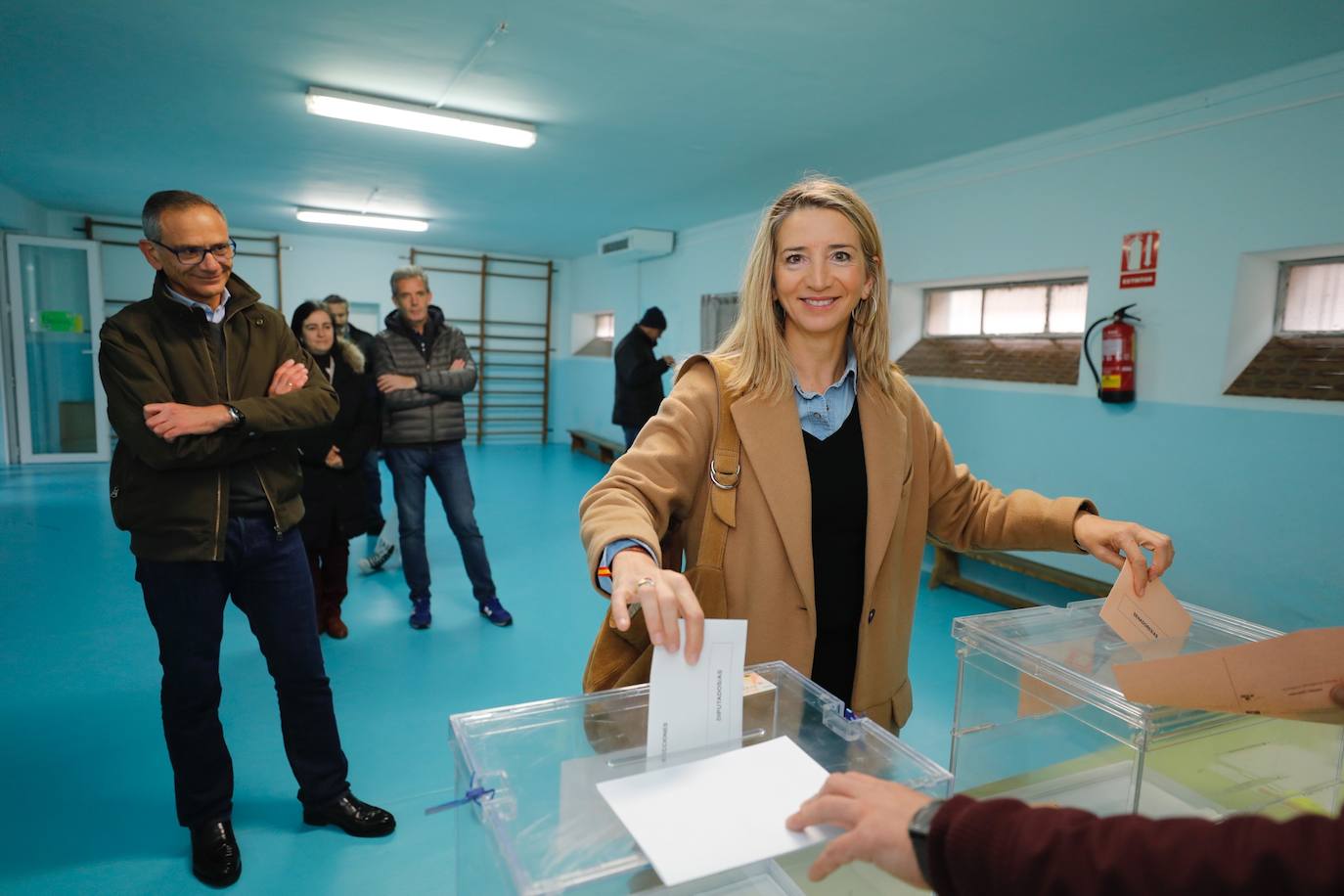 La candidata al Congreso por el PP de Ávila, Alicia García, ejerció su derecho de voto en Ávila. 